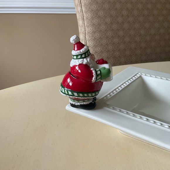 Round Santa Holding Gift Platter Decoration 🎁 - Picture 4 of 6